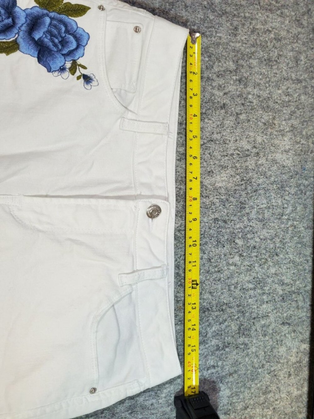 Kensie White Denim Shorts with Blue Embroidered Flowers Size 10 / 30 - Picture 5 of 10